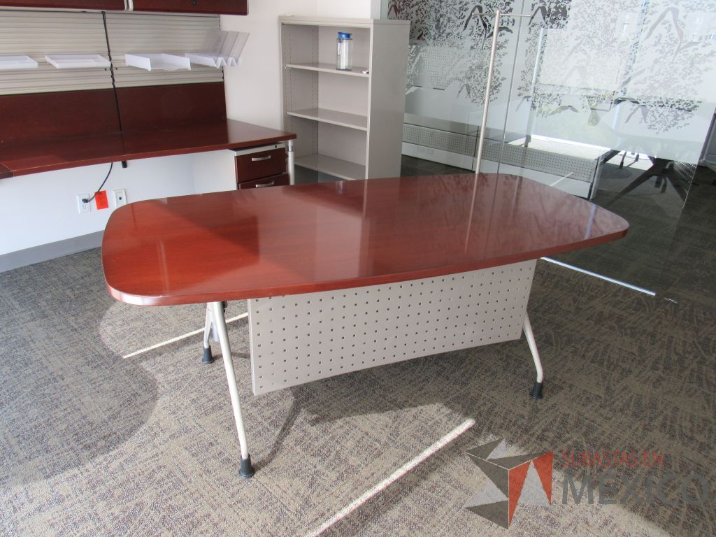 Lote 003 - Mesa de trabajo con 4 patas metálicas y cubierta color café.