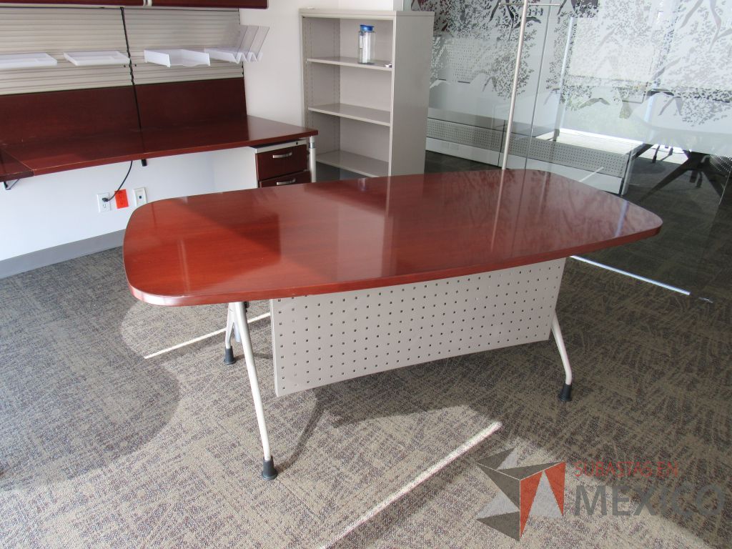 Lote 003 - Mesa de trabajo con 4 patas metálicas y cubierta color café. - Imagen 8