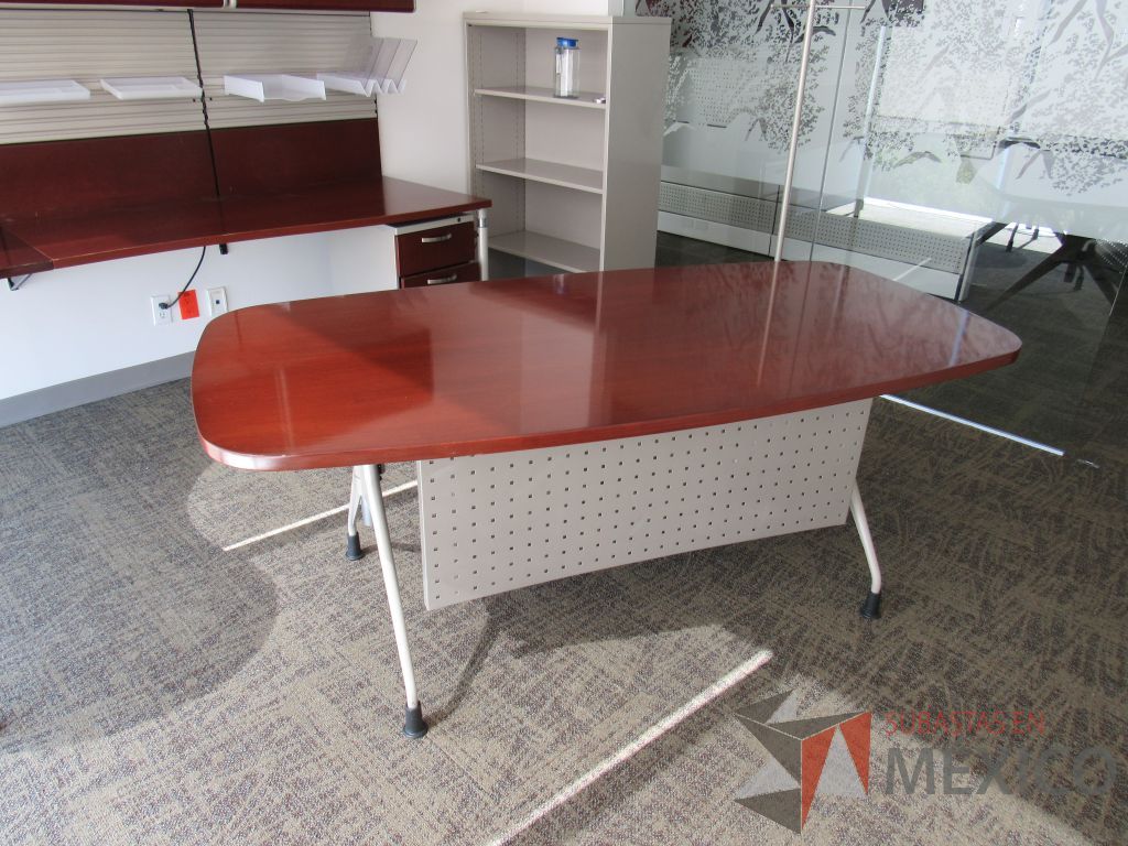 Lote 003 - Mesa de trabajo con 4 patas metálicas y cubierta color café. - Imagen 9