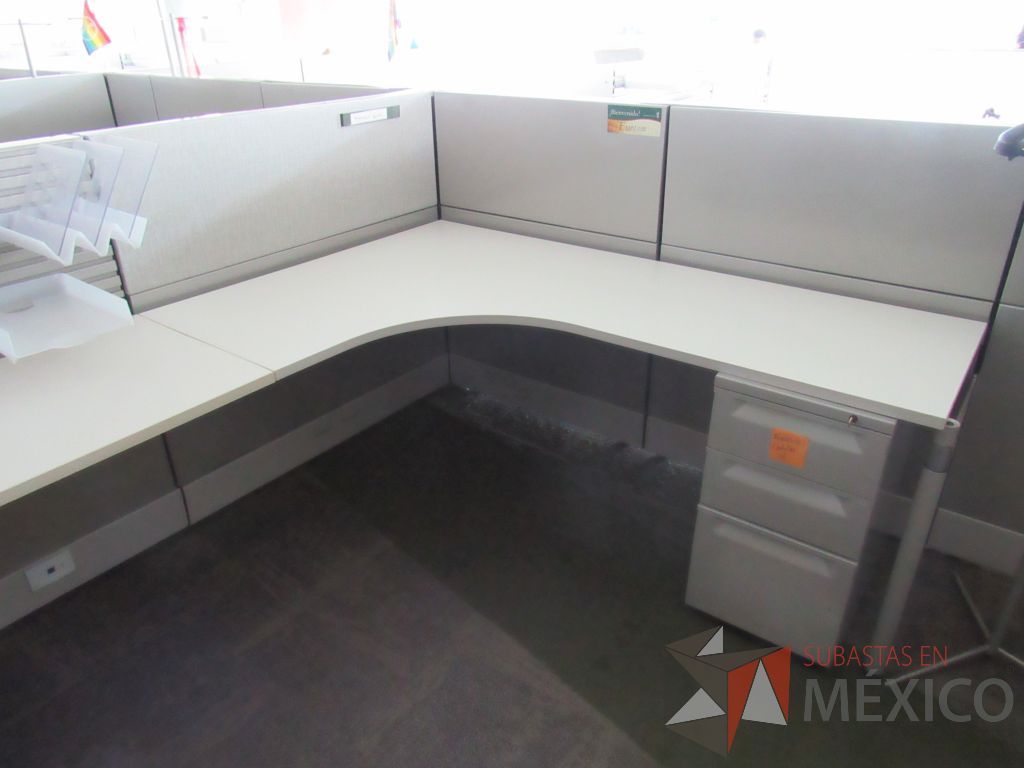 Lote 107 - Estación de trabajo para 10 personas, 10 archiveros de 3 cajones y 5 percheros - Imagen 3