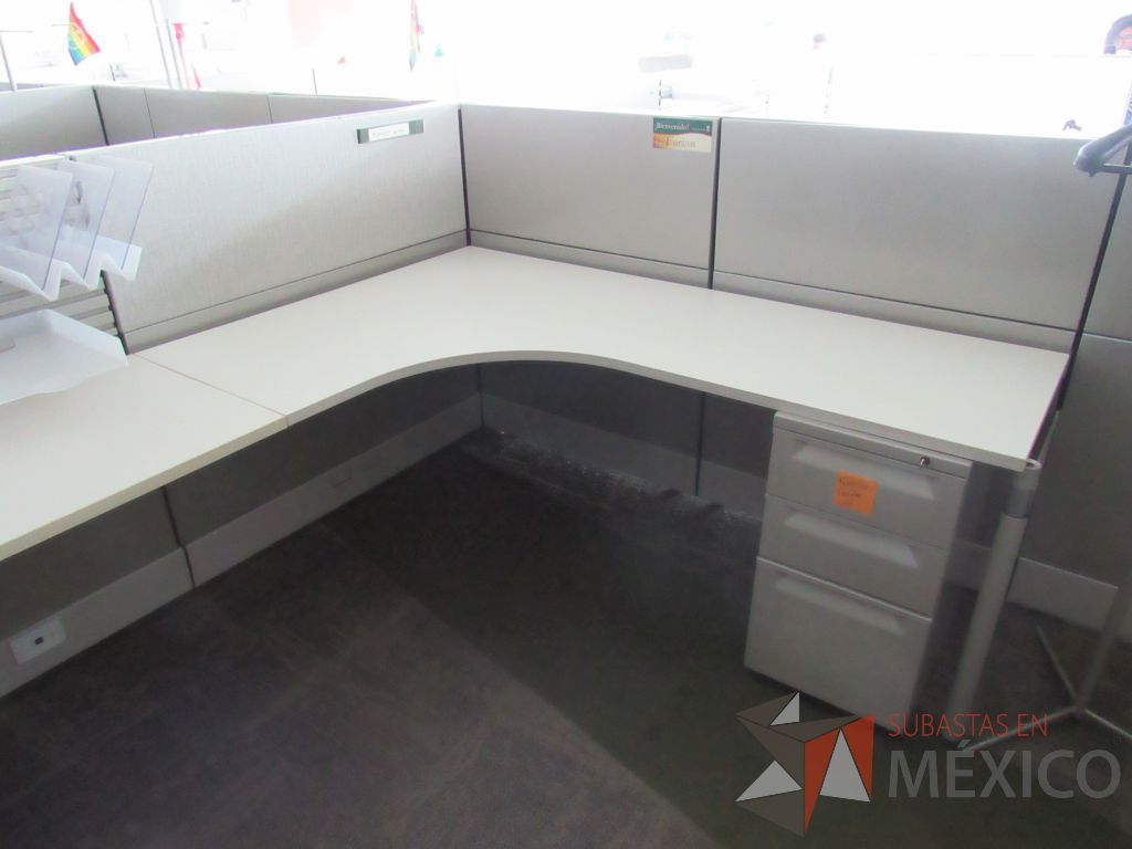 Lote 107 - Estación de trabajo para 10 personas, 10 archiveros de 3 cajones y 5 percheros - Imagen 4