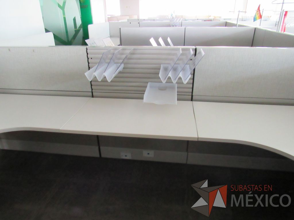 Lote 107 - Estación de trabajo para 10 personas, 10 archiveros de 3 cajones y 5 percheros - Imagen 7