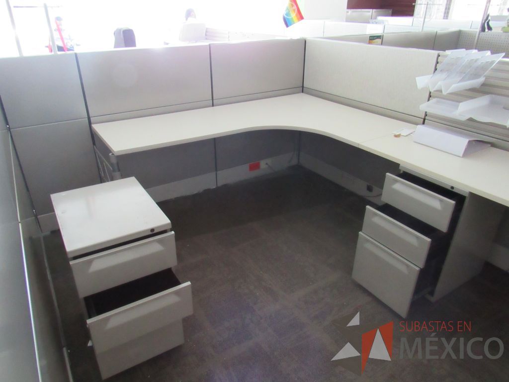 Lote 107 - Estación de trabajo para 10 personas, 10 archiveros de 3 cajones y 5 percheros - Imagen 8