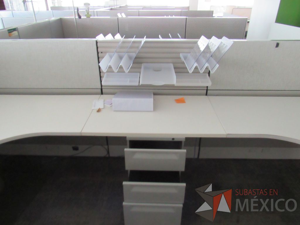 Lote 107 - Estación de trabajo para 10 personas, 10 archiveros de 3 cajones y 5 percheros - Imagen 9