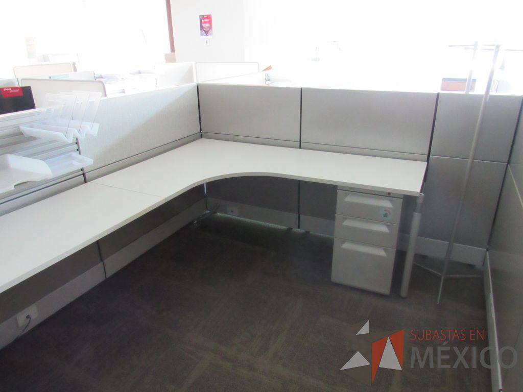 Lote 107 - Estación de trabajo para 10 personas, 10 archiveros de 3 cajones y 5 percheros - Imagen 11