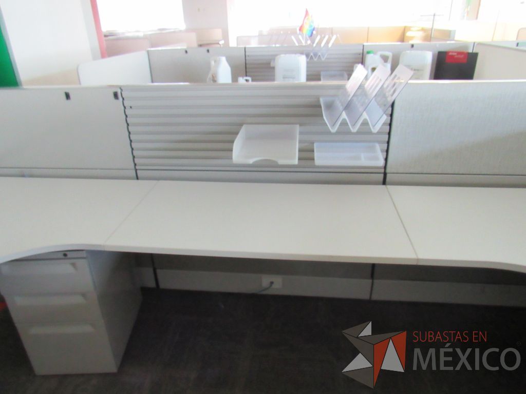 Lote 107 - Estación de trabajo para 10 personas, 10 archiveros de 3 cajones y 5 percheros - Imagen 12