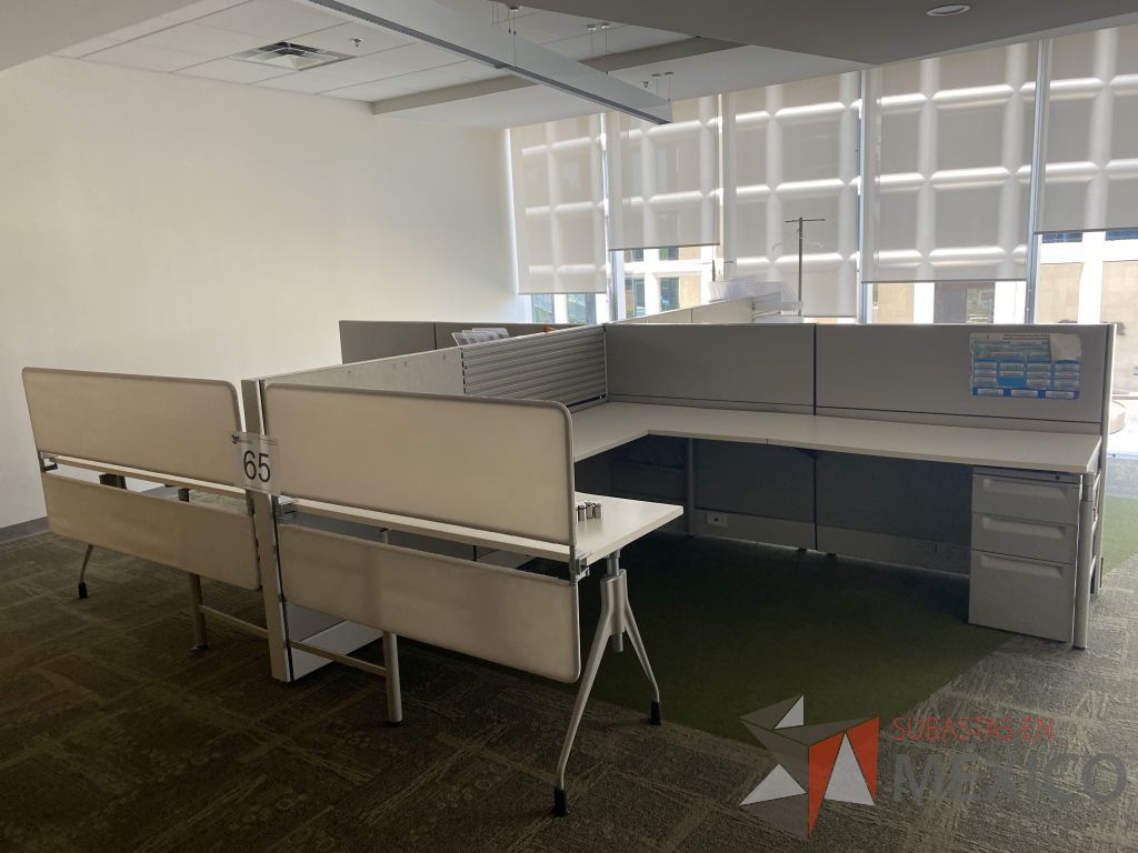 Lote 065 - Estación de trabajo para 4 personas y 6 archiveros de 3 cajones