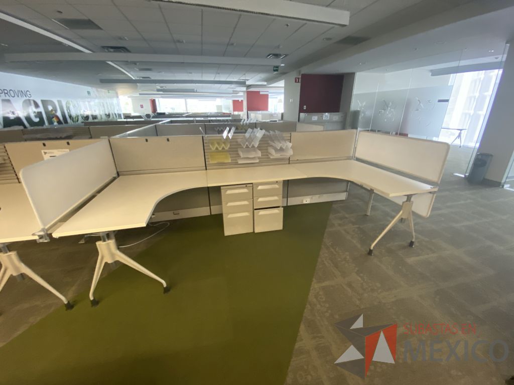 Lote 074 - Estación de trabajo lineal para 4 personas y 4 Credenza con 2 cajones y 1 entrepaño. - Imagen 11