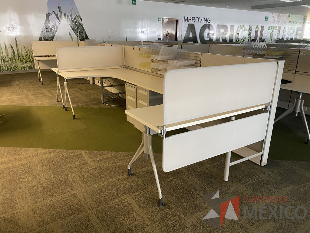 Lote 074 - Estación de trabajo lineal para 4 personas y 4 Credenza con 2 cajones y 1 entrepaño. - Imagen 13