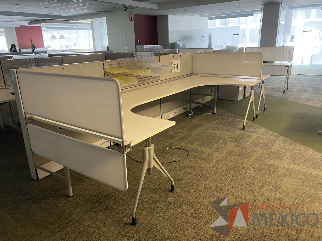 Lote 074 - Estación de trabajo lineal para 4 personas y 4 Credenza con 2 cajones y 1 entrepaño. - Imagen 14