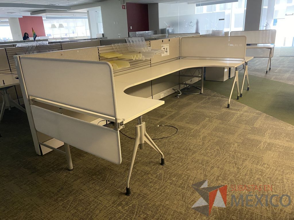 Lote 074 - Estación de trabajo lineal para 4 personas y 4 Credenza con 2 cajones y 1 entrepaño.