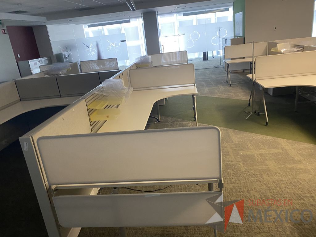 Lote 074 - Estación de trabajo lineal para 4 personas y 4 Credenza con 2 cajones y 1 entrepaño. - Imagen 15