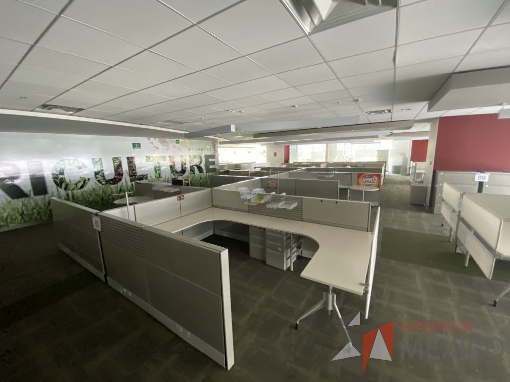 Lote 080 - Estación de trabajo para 10 personas y 12 archiveros de 3 cajones