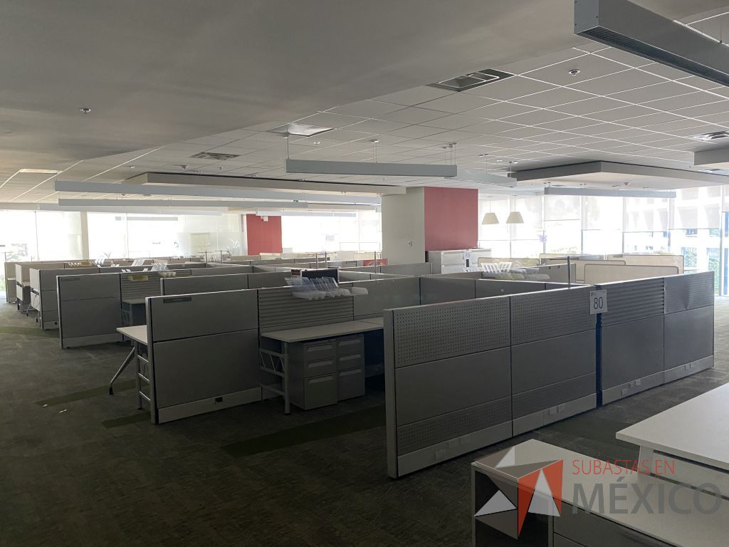 Lote 080 - Estación de trabajo para 10 personas y 12 archiveros de 3 cajones - Imagen 17
