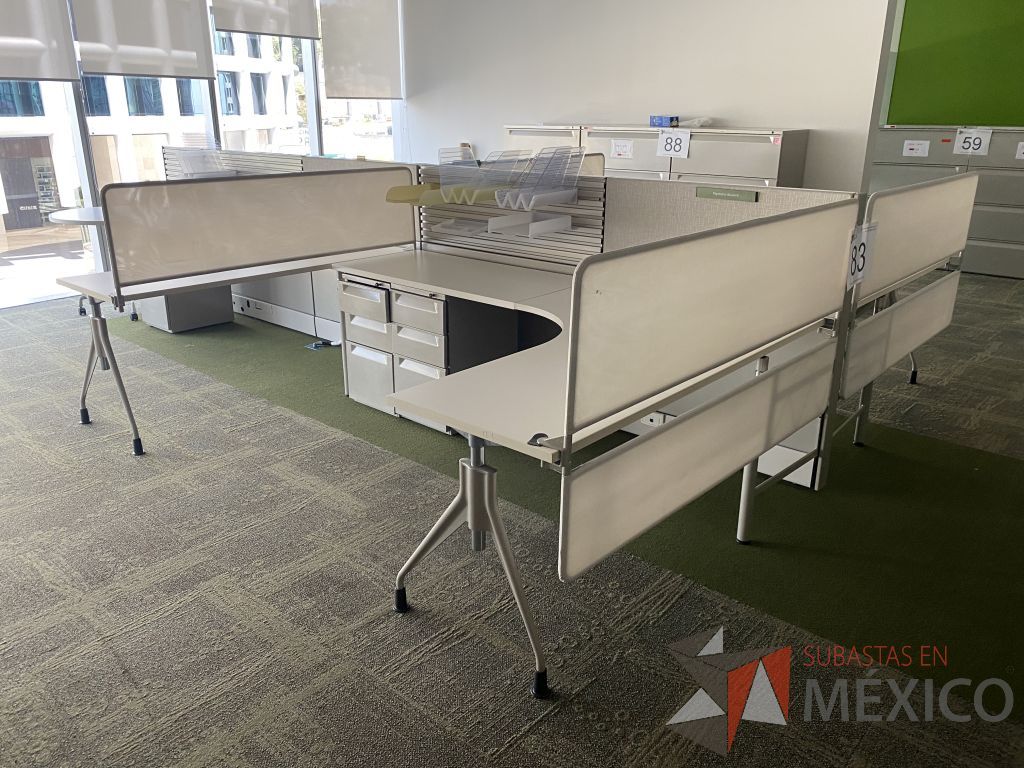 Lote 083 - Estación de trabajo para 4 personas, 6 archiveros de 3 cajones y 2 mesas de gota