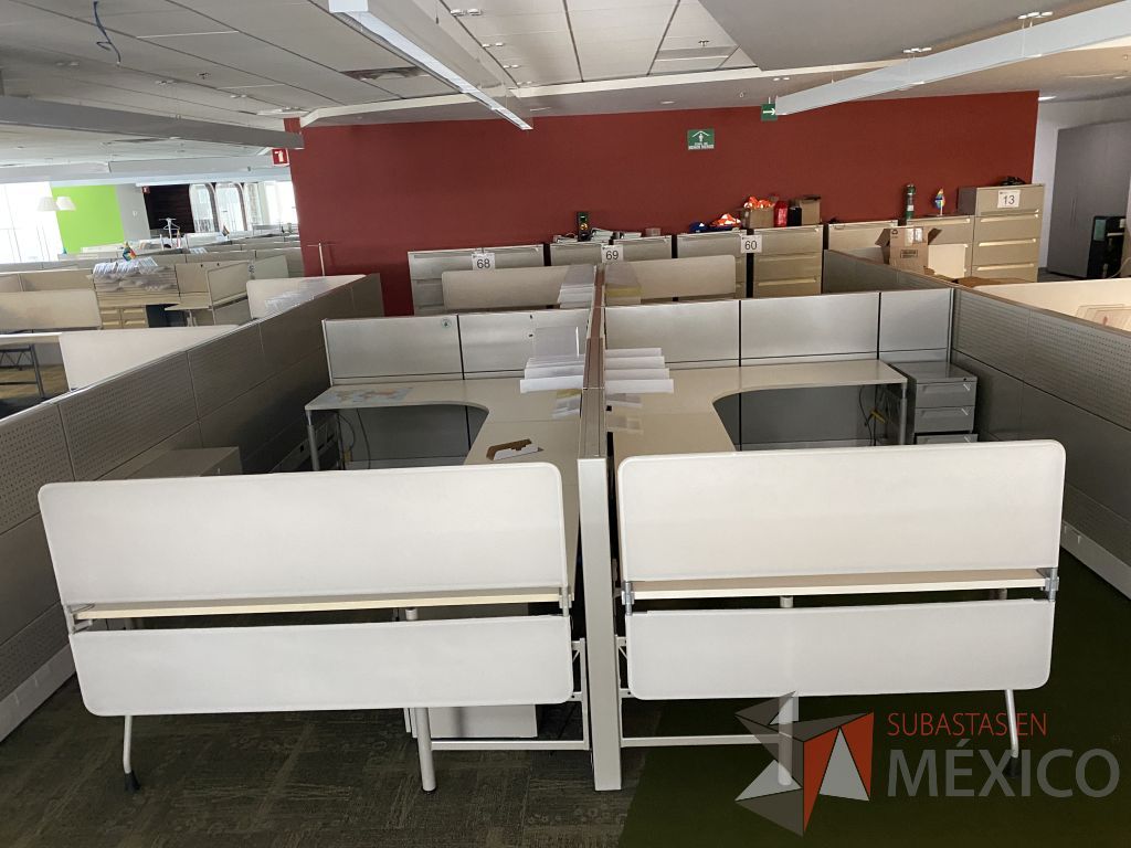Lote 062 - Estación de trabajo para 8 personas y 8 archiveros de 3 cajones