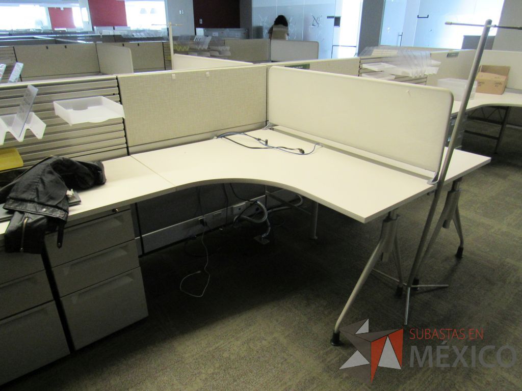 Lote 073 - Estación de trabajo para 8 personas y 2 Mesas en forma de gota - Imagen 4
