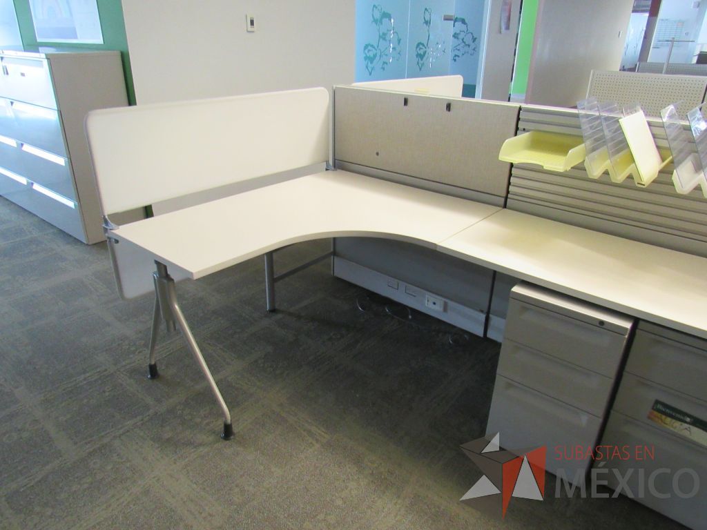 Lote 073 - Estación de trabajo para 8 personas y 2 Mesas en forma de gota - Imagen 7