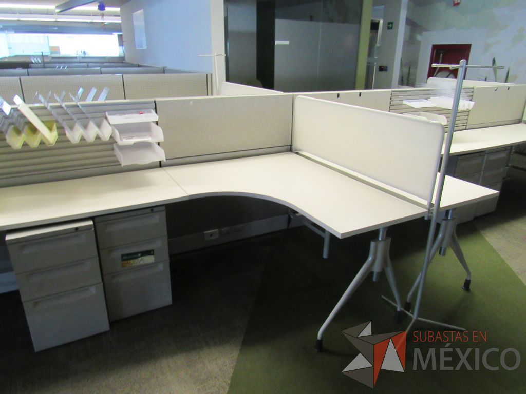 Lote 073 - Estación de trabajo para 8 personas y 2 Mesas en forma de gota - Imagen 8