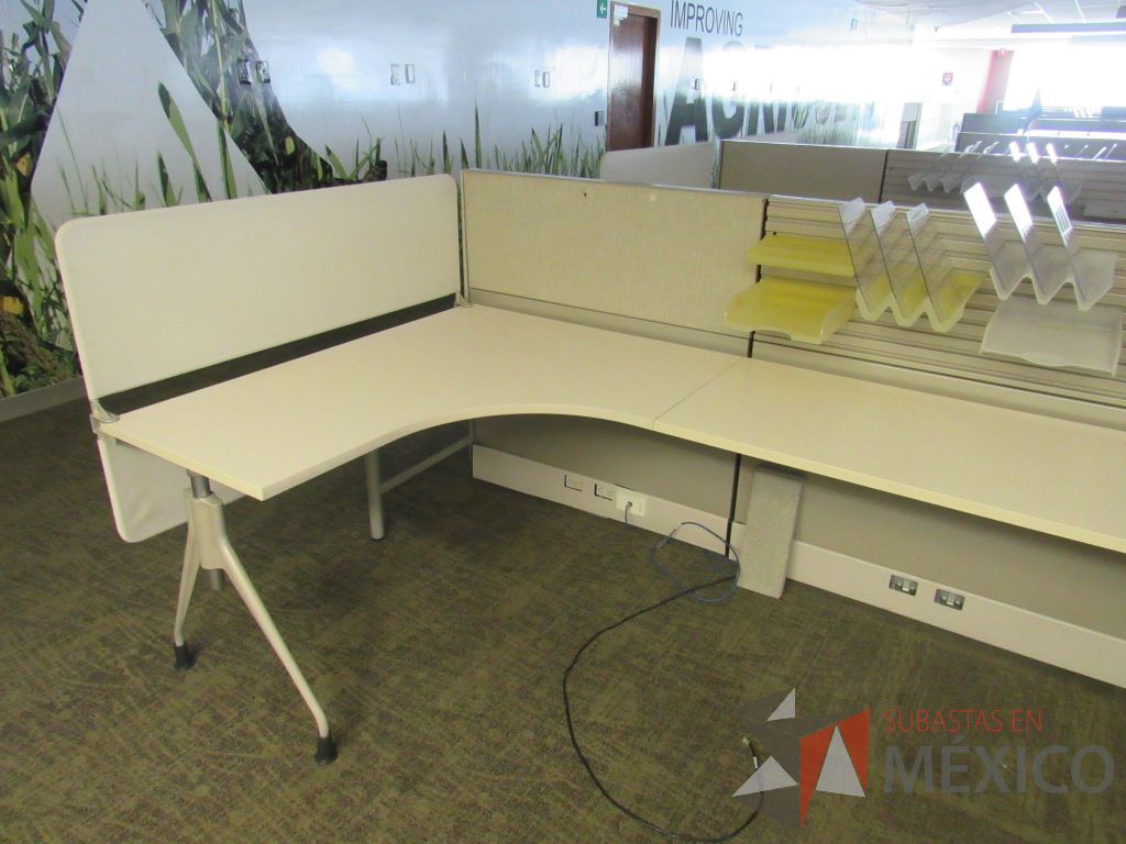 Lote 074 - Estación de trabajo lineal para 4 personas y 4 Credenza con 2 cajones y 1 entrepaño. - Imagen 2