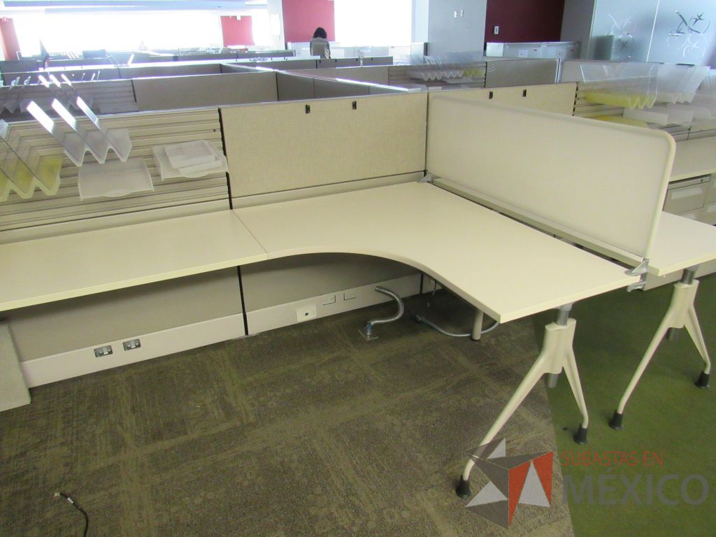 Lote 074 - Estación de trabajo lineal para 4 personas y 4 Credenza con 2 cajones y 1 entrepaño. - Imagen 3