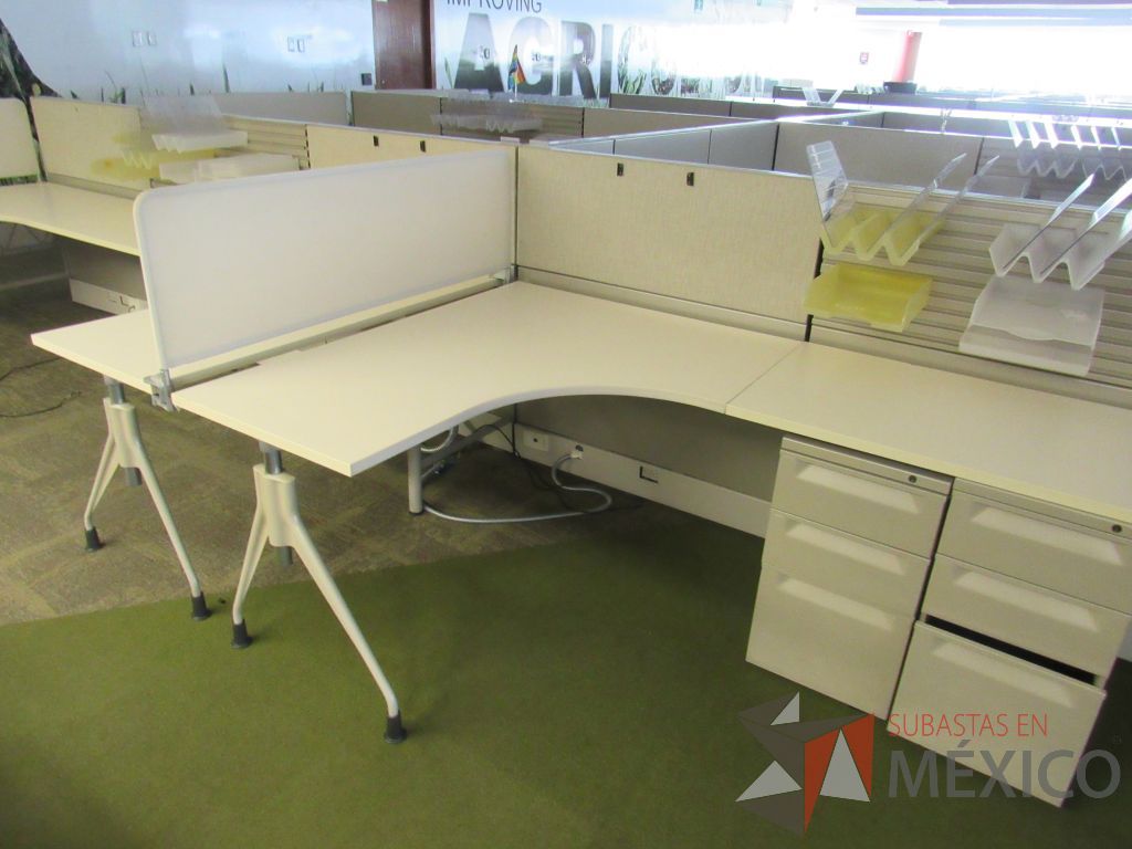 Lote 074 - Estación de trabajo lineal para 4 personas y 4 Credenza con 2 cajones y 1 entrepaño. - Imagen 4