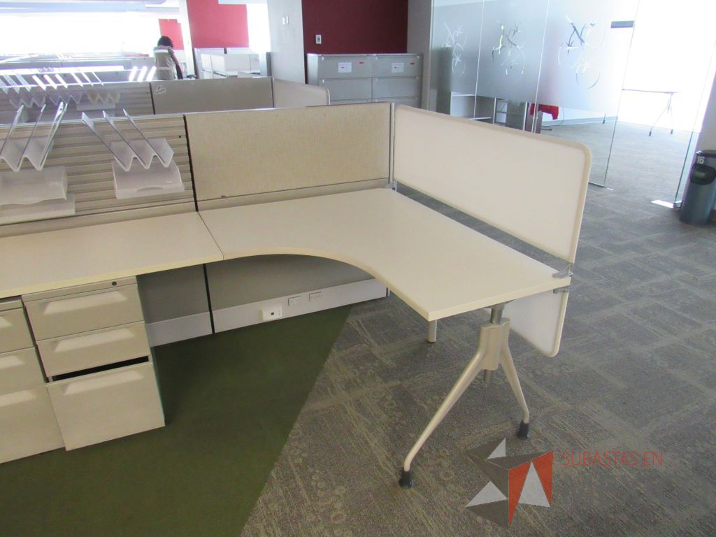 Lote 074 - Estación de trabajo lineal para 4 personas y 4 Credenza con 2 cajones y 1 entrepaño. - Imagen 6