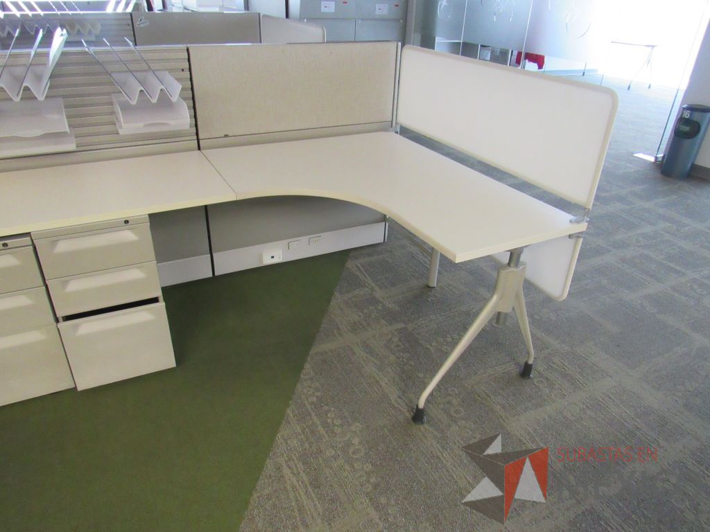 Lote 074 - Estación de trabajo lineal para 4 personas y 4 Credenza con 2 cajones y 1 entrepaño. - Imagen 7