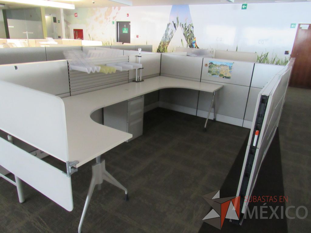 Lote 114 - Estación de trabajo para 8 personas y 7 archiveros de 3 cajones - Imagen 6