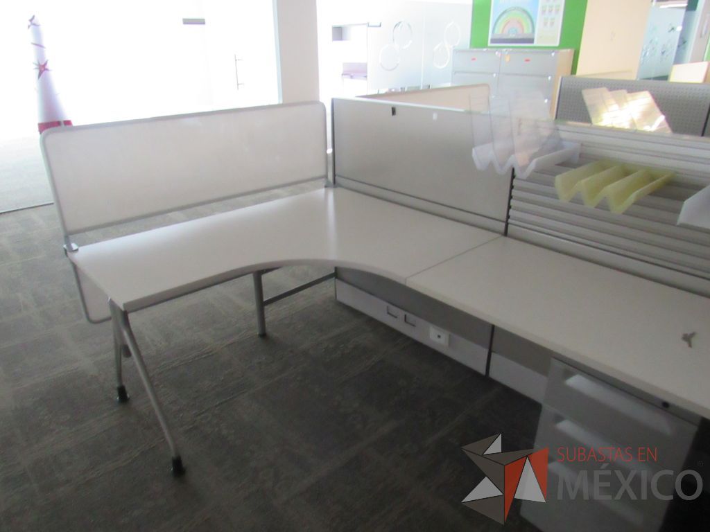 Lote 114 - Estación de trabajo para 8 personas y 7 archiveros de 3 cajones - Imagen 9