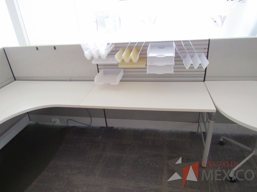Lote 082 - Estación de trabajo para 2 personas,2 archiveros verticales de 3 cajones y credenza - Imagen 2