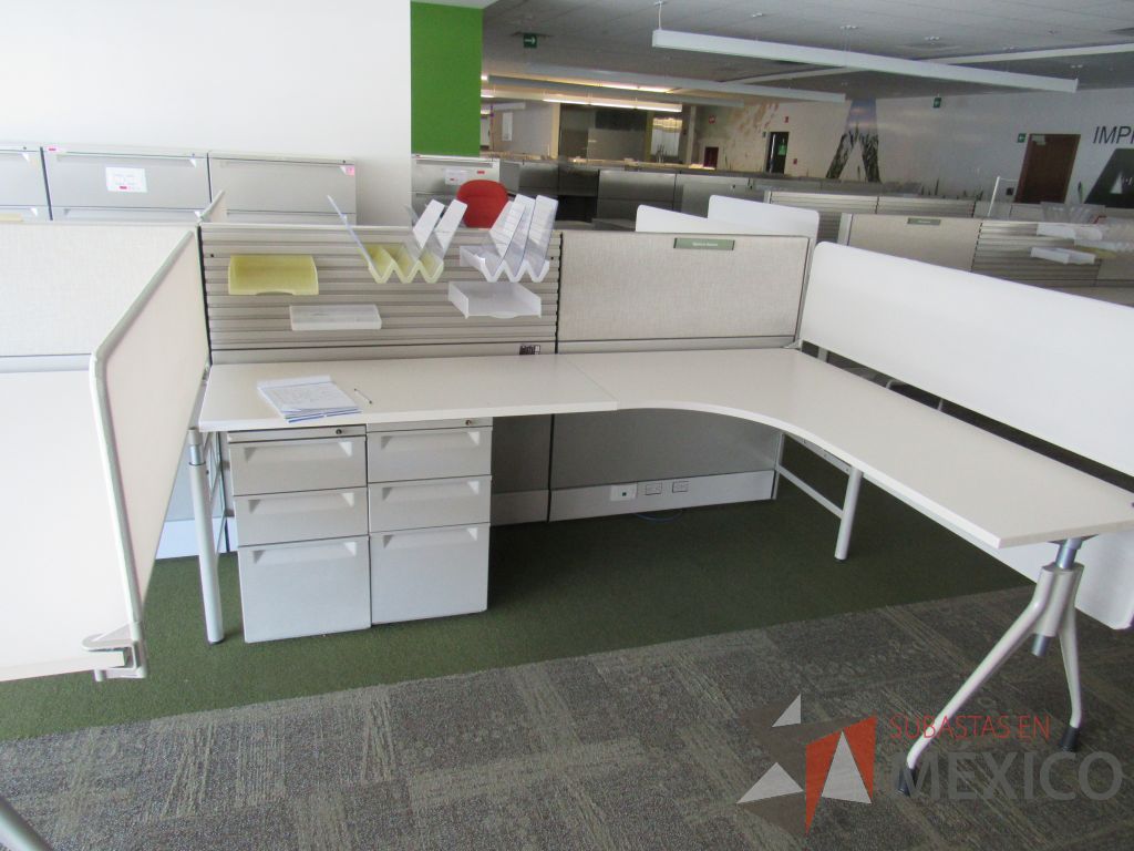 Lote 083 - Estación de trabajo para 4 personas, 6 archiveros de 3 cajones y 2 mesas de gota - Imagen 6