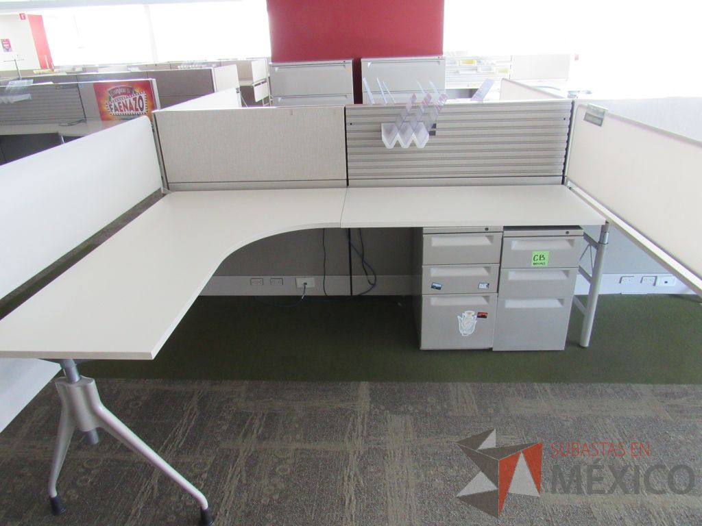 Lote 102 - Estación de trabajo lineal para 4 personas y 4 archiveros de 3 cajones. - Imagen 6