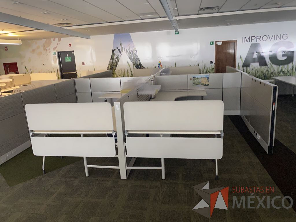 Lote 114 - Estación de trabajo para 8 personas y 7 archiveros de 3 cajones - Imagen 15