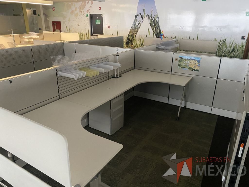Lote 114 - Estación de trabajo para 8 personas y 7 archiveros de 3 cajones - Imagen 17