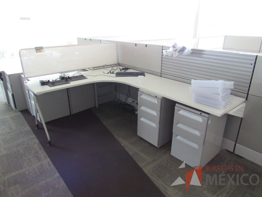 Lote 005 - Estación de trabajo para 4 personas y con 4 archiveros de 3 cajones. - Imagen 9