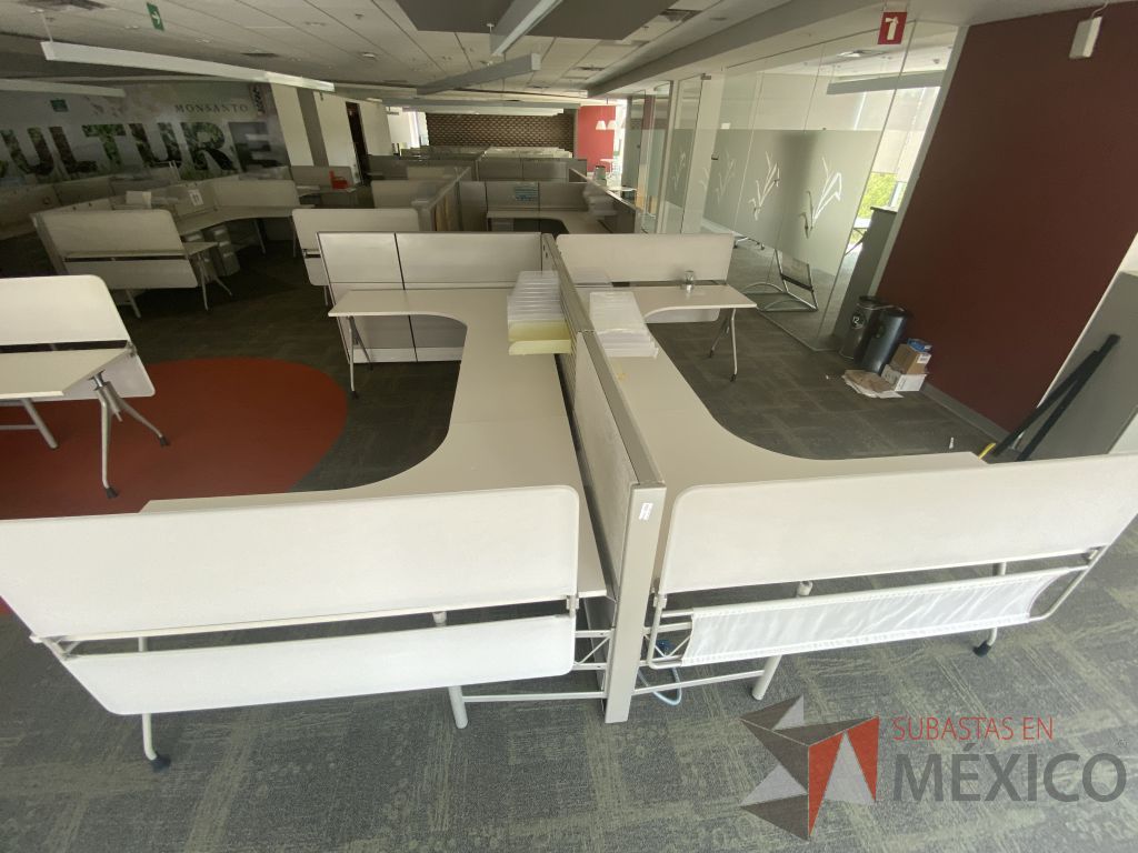 Lote 115 - Estación de trabajo para 4 personas y 4 archiveros de 3 cajones.