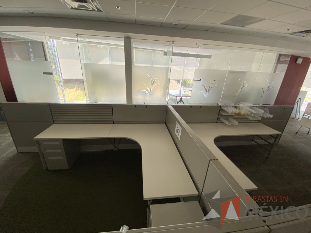 Lote 082 - Estación de trabajo para 2 personas,2 archiveros verticales de 3 cajones y credenza - Imagen 22