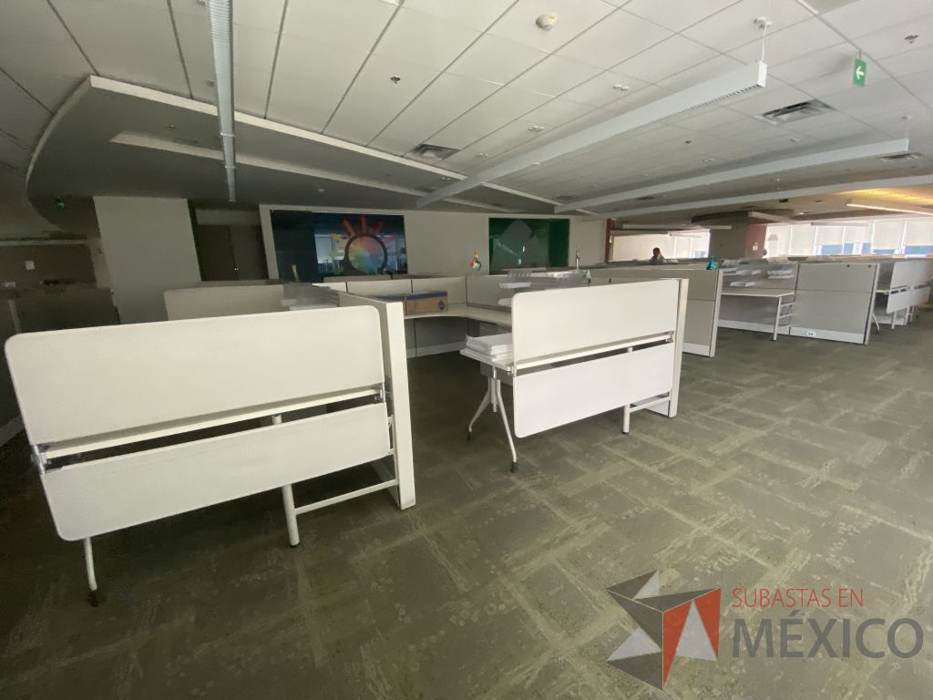 Lote 107 - Estación de trabajo para 10 personas, 10 archiveros de 3 cajones y 5 percheros - Imagen 14