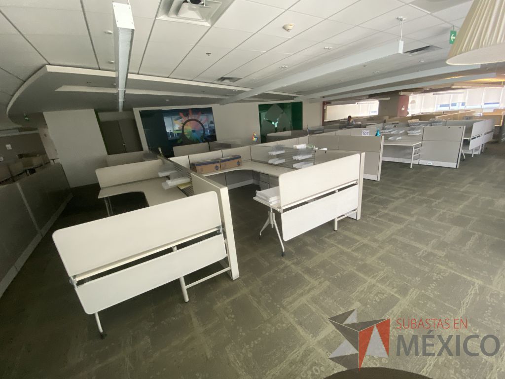 Lote 107 - Estación de trabajo para 10 personas, 10 archiveros de 3 cajones y 5 percheros