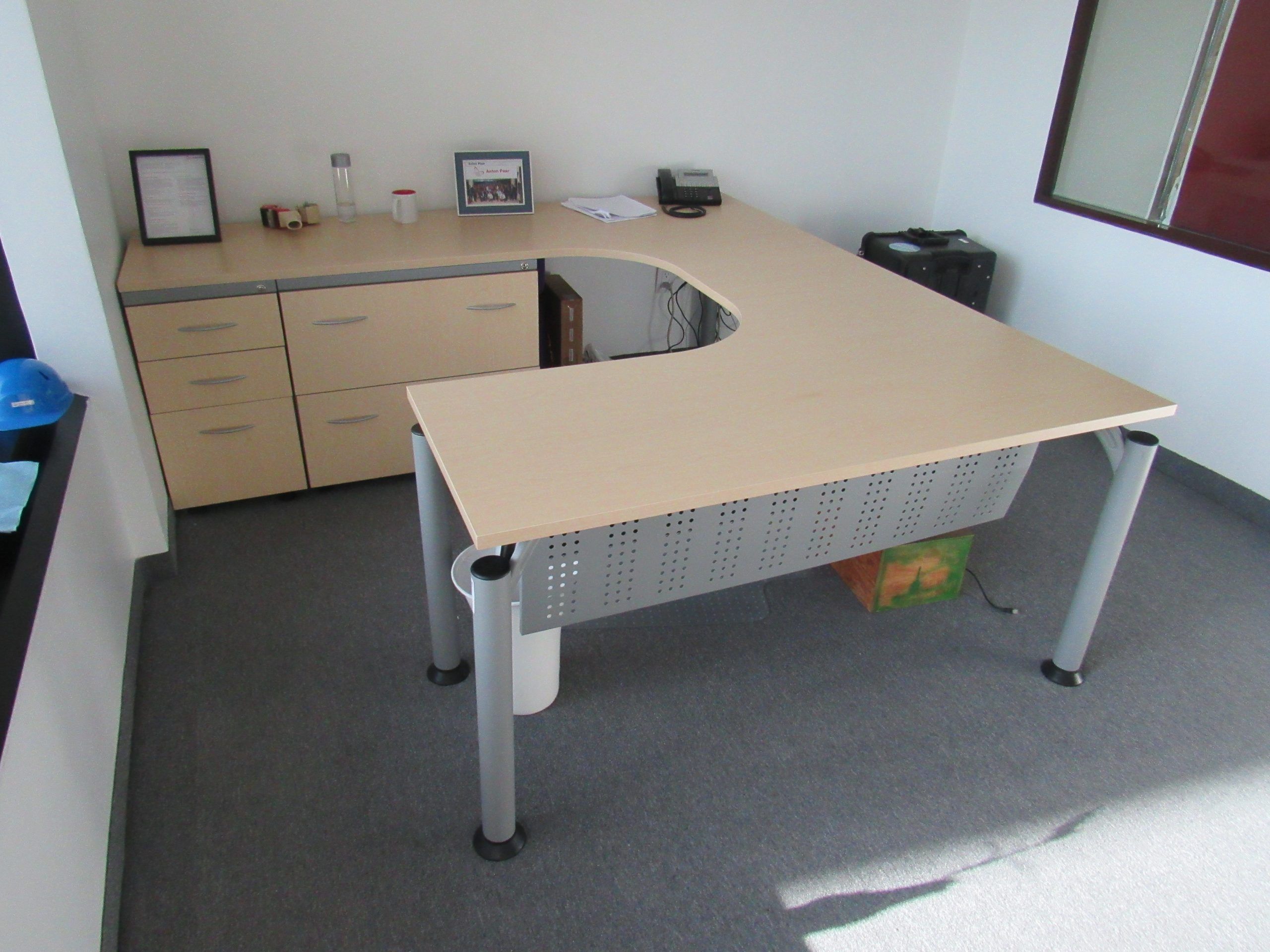 Lote 012 - Escritorio en herradura con base metálica, archivero de pedestal de 3 cajones