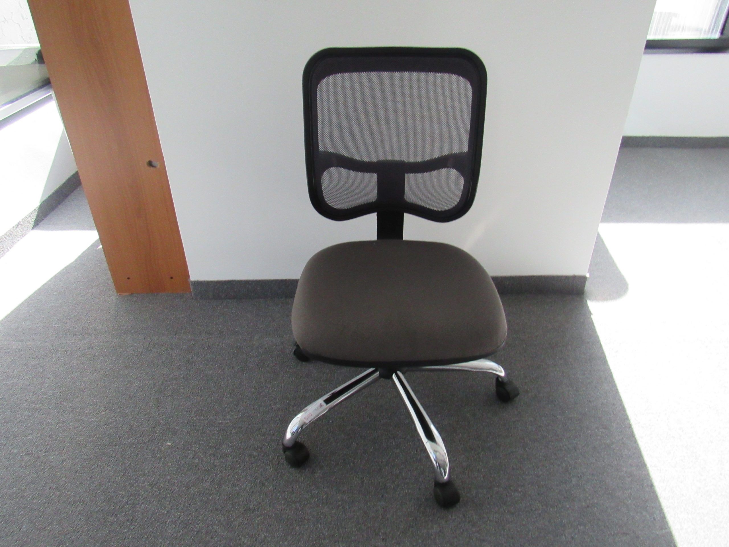 Lote 021 - 8 Sillas secretariales con ruedas, asiento en tela color gris y respaldo el malla color negro.