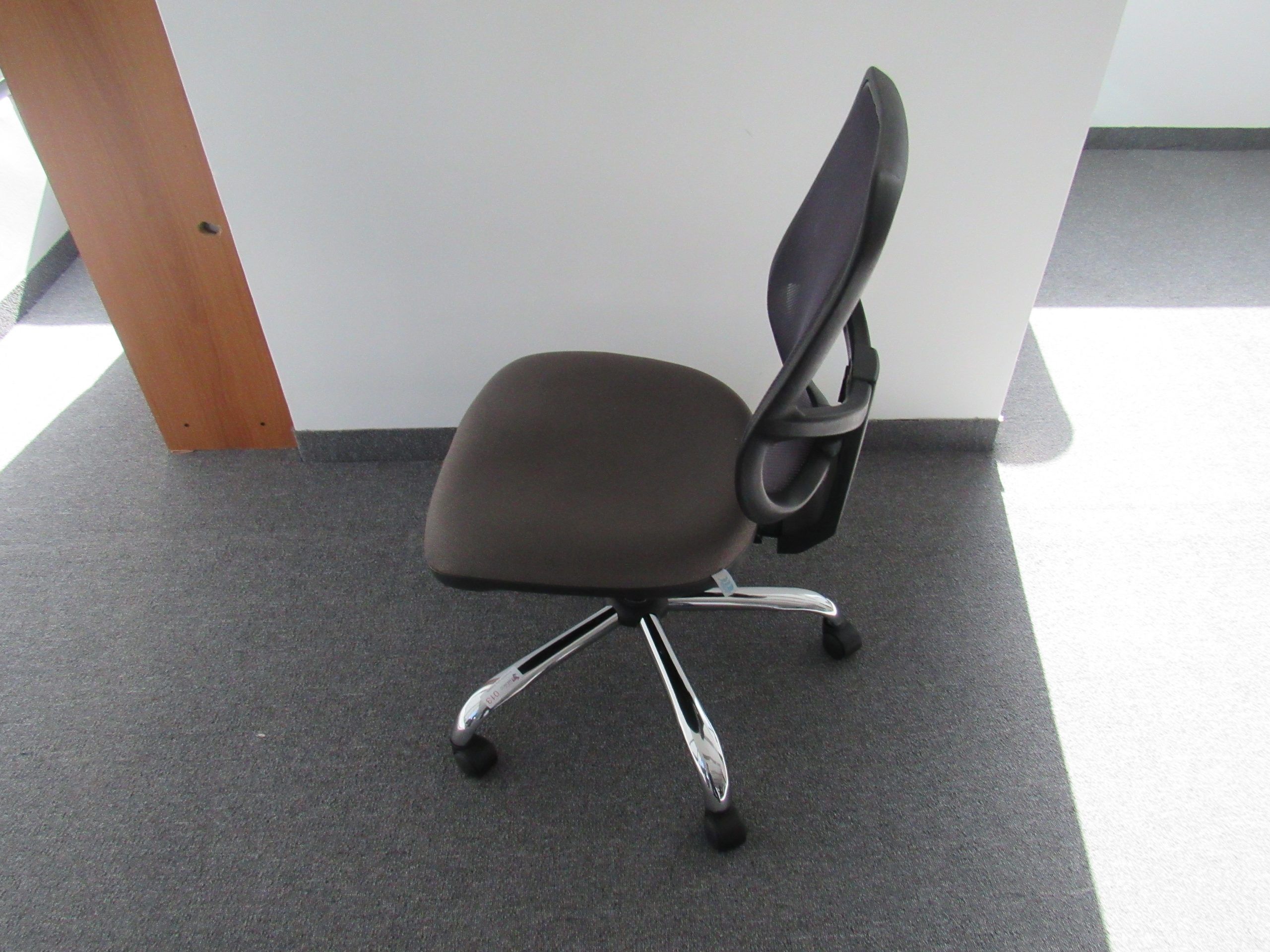 Lote 021 - 8 Sillas secretariales con ruedas, asiento en tela color gris y respaldo el malla color negro. - Imagen 2