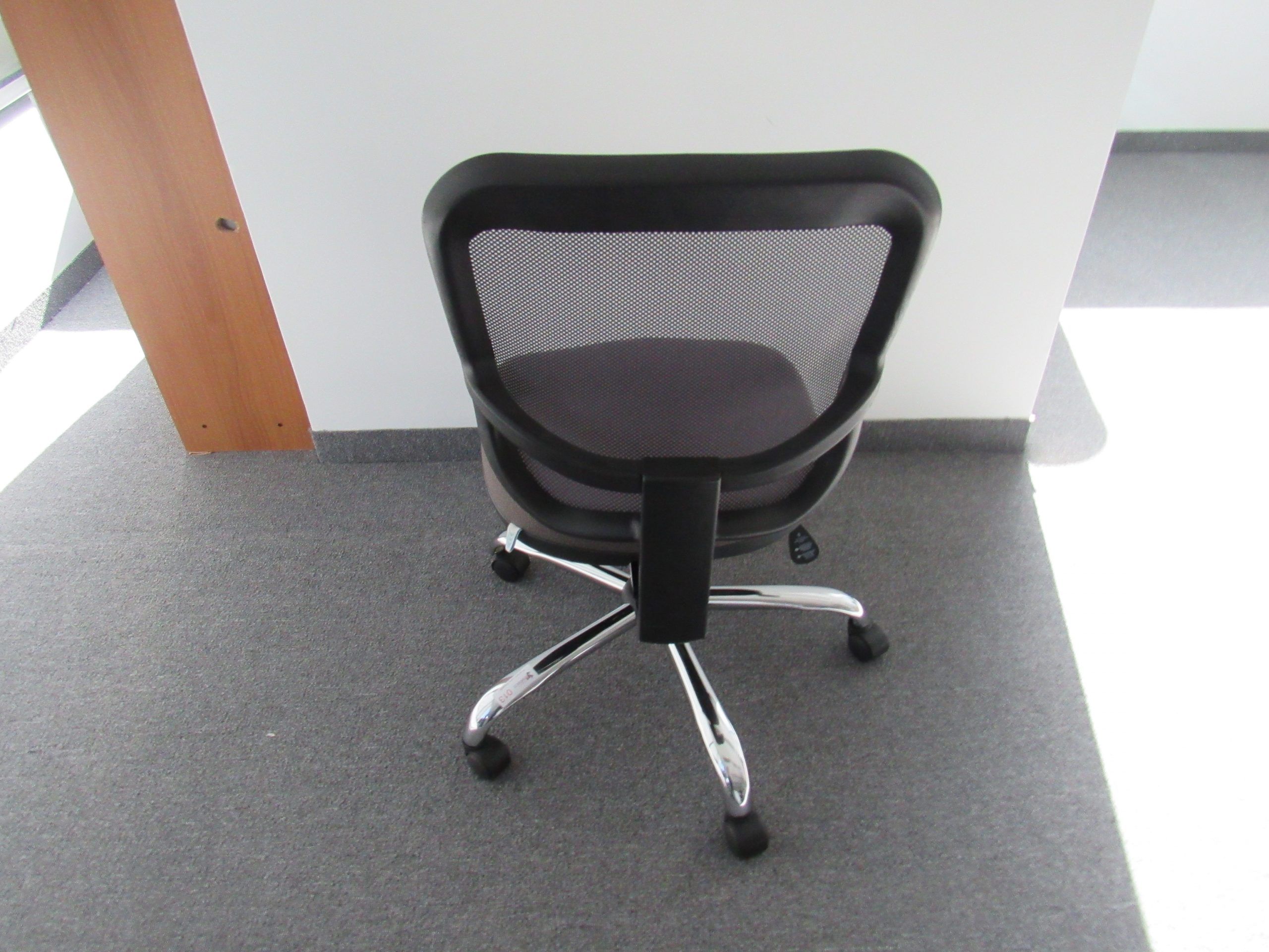 Lote 021 - 8 Sillas secretariales con ruedas, asiento en tela color gris y respaldo el malla color negro. - Imagen 3