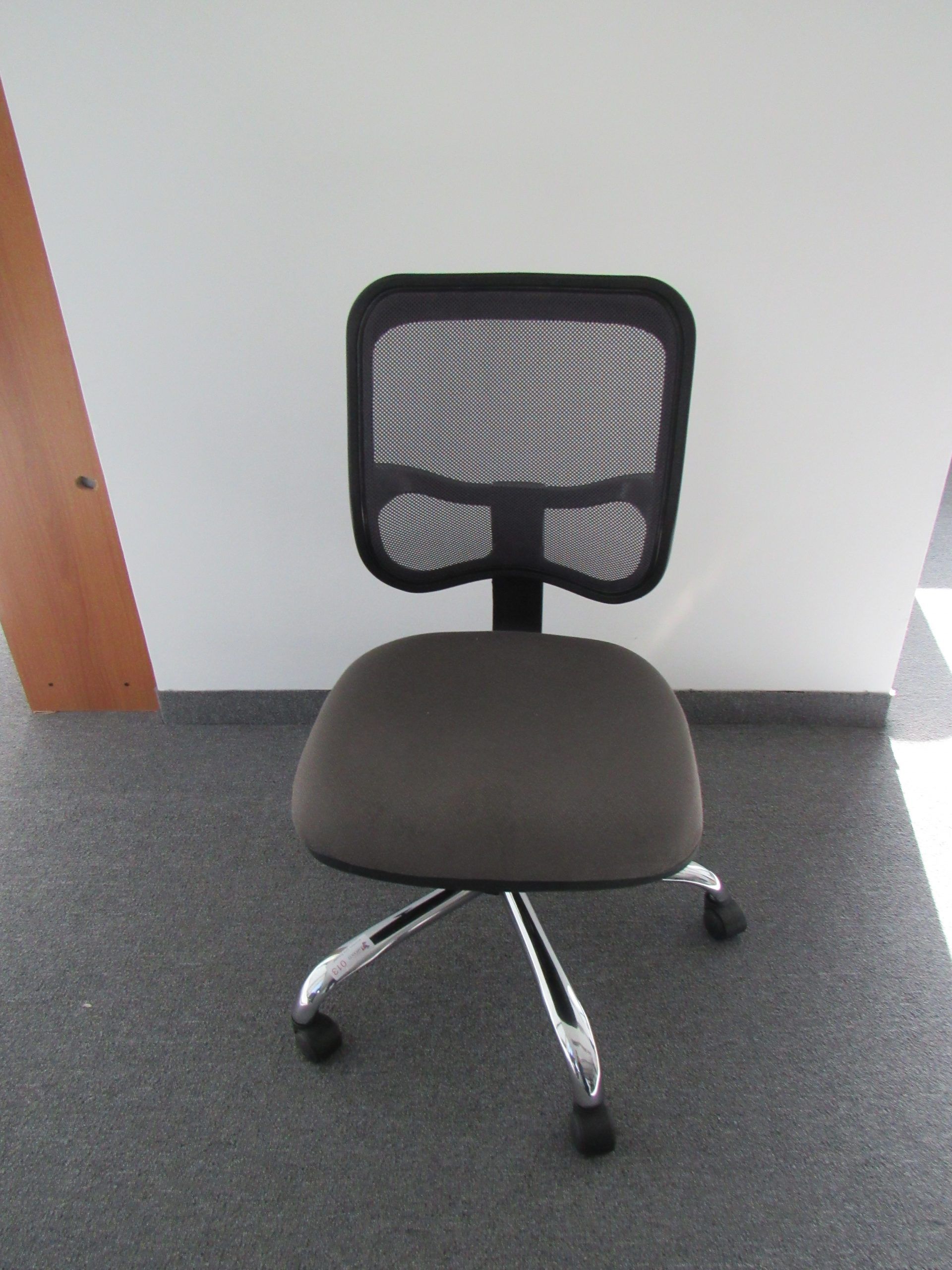 Lote 021 - 8 Sillas secretariales con ruedas, asiento en tela color gris y respaldo el malla color negro. - Imagen 4