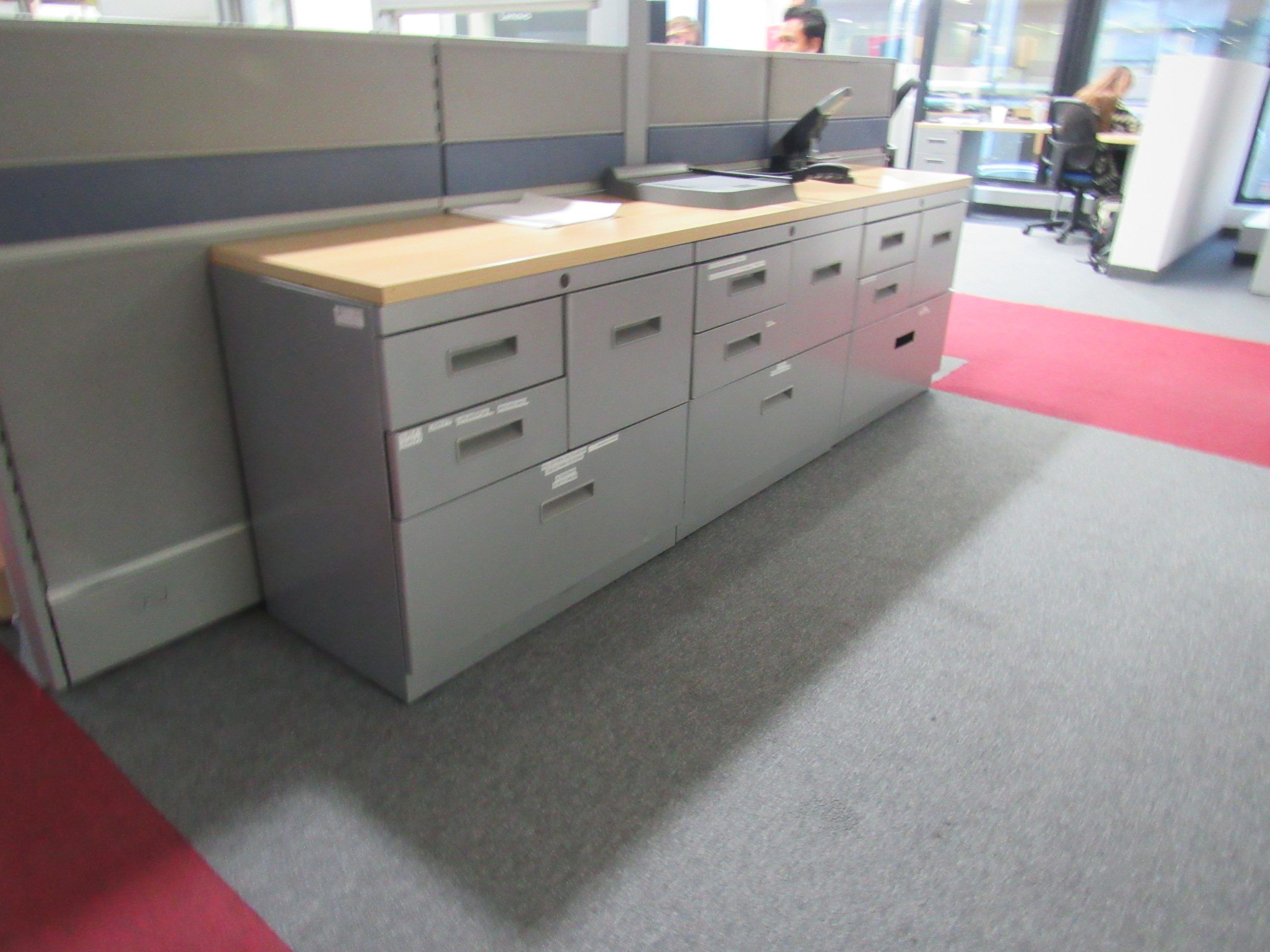 Lote 007 - Credenza metálica con cubierta tipo madera y 12 cajones - Imagen 2