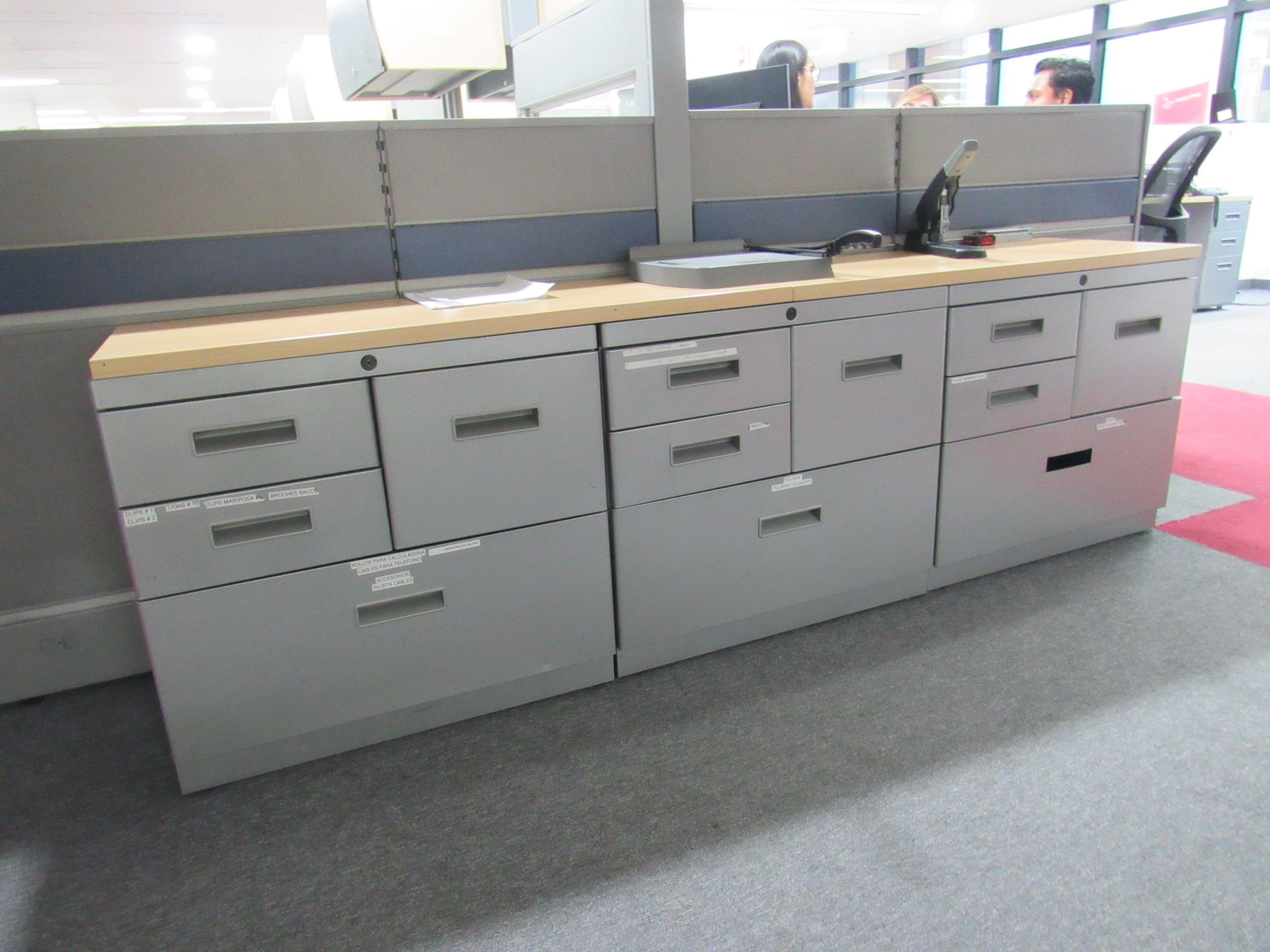 Lote 007 - Credenza metálica con cubierta tipo madera y 12 cajones - Imagen 3