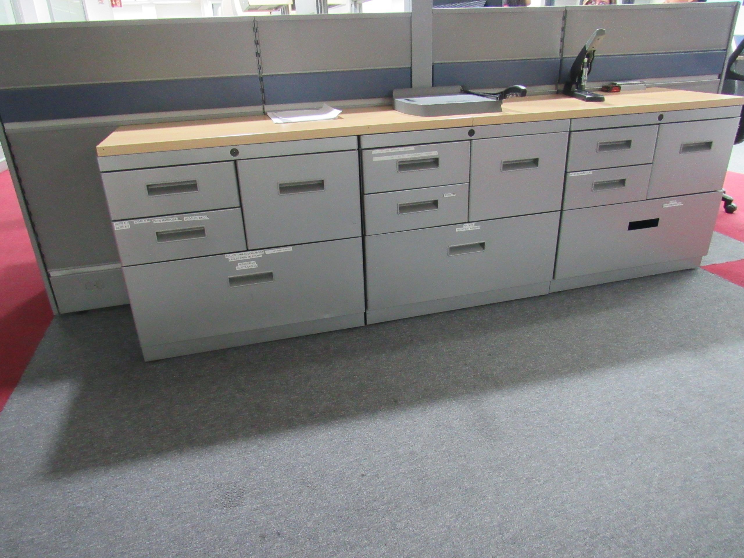 Lote 007 - Credenza metálica con cubierta tipo madera y 12 cajones