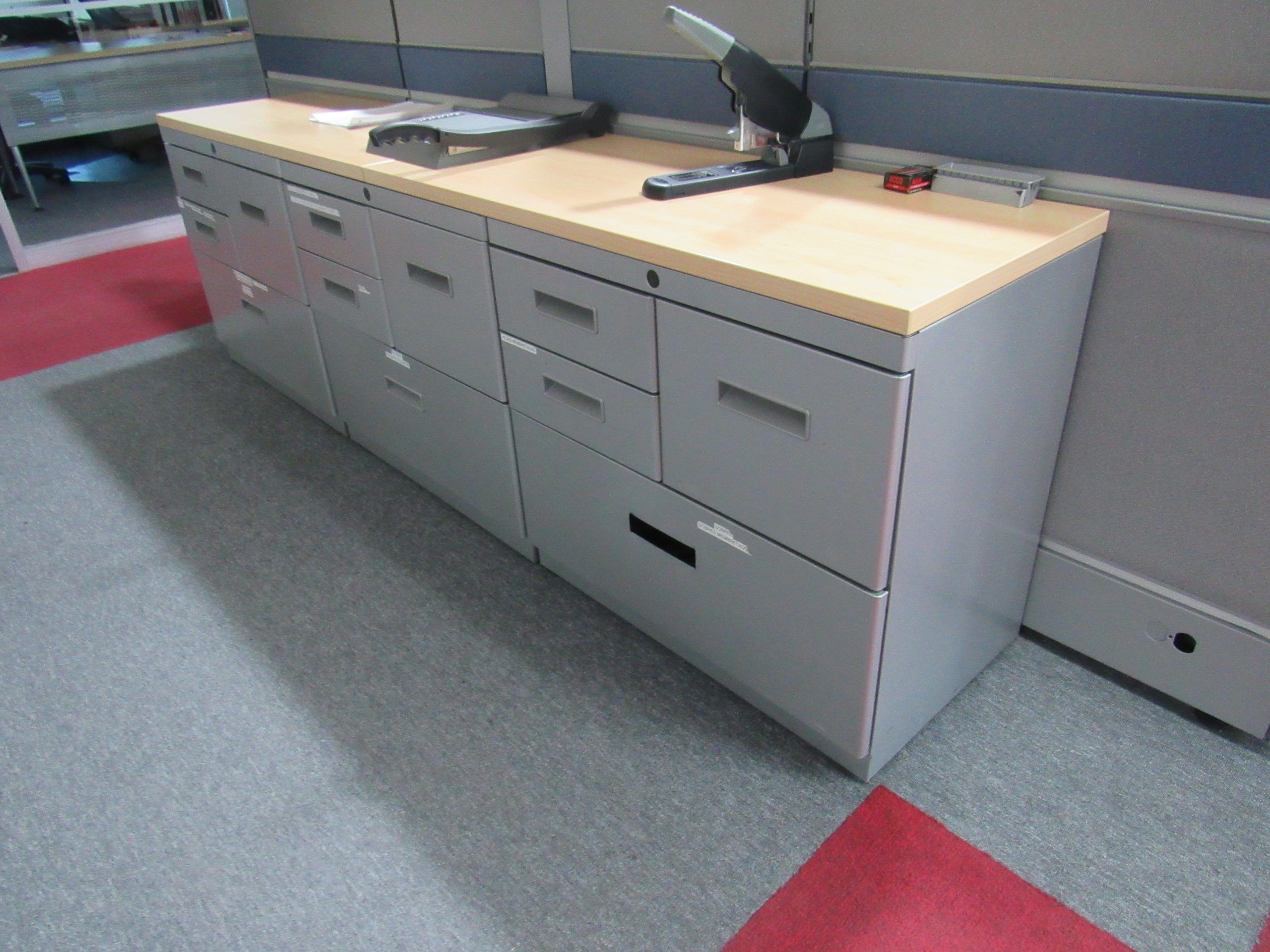 Lote 007 - Credenza metálica con cubierta tipo madera y 12 cajones - Imagen 4