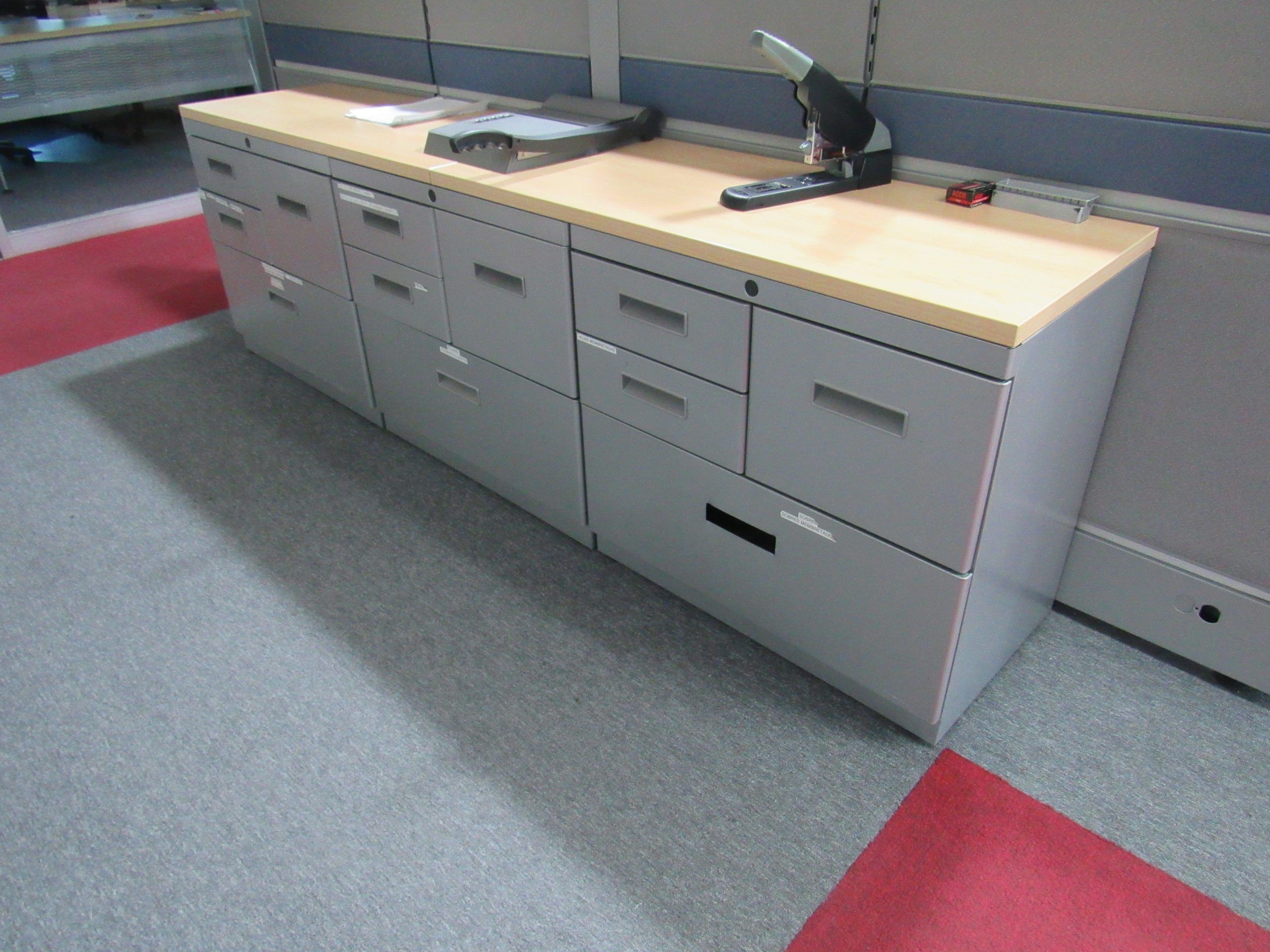 Lote 007 - Credenza metálica con cubierta tipo madera y 12 cajones - Imagen 5